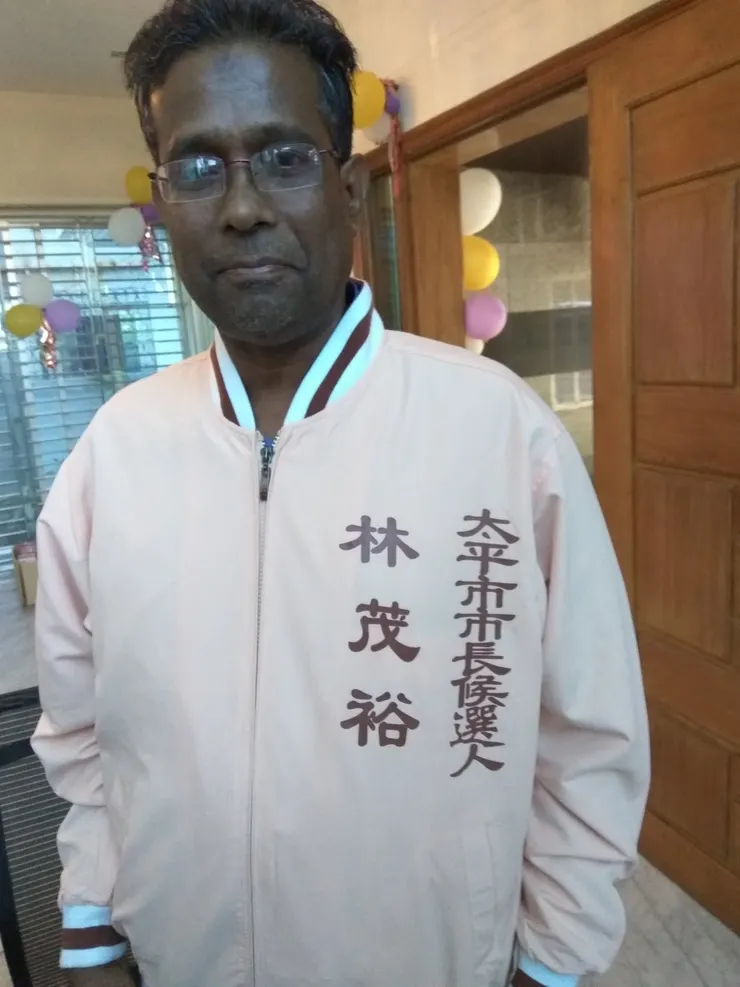 孟加拉朋友看不懂中文,從商店中買到這件外套.還特別穿來炫耀給我看