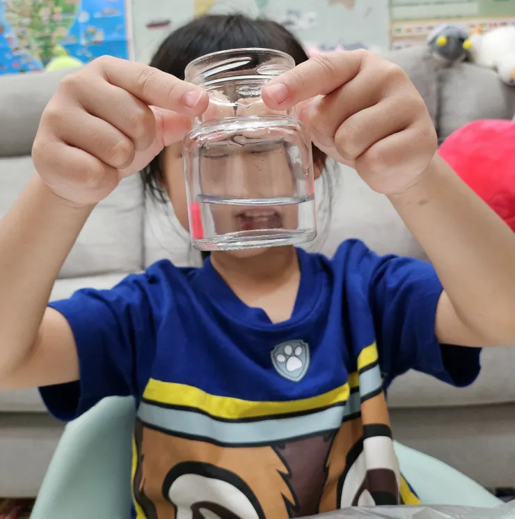 步驟1：倒入水量為瓶子3分之1