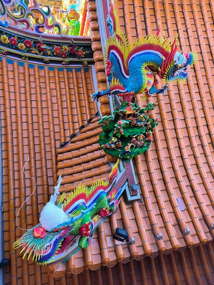 屋脊上剪黏工藝精緻(圖片截圖於網路)