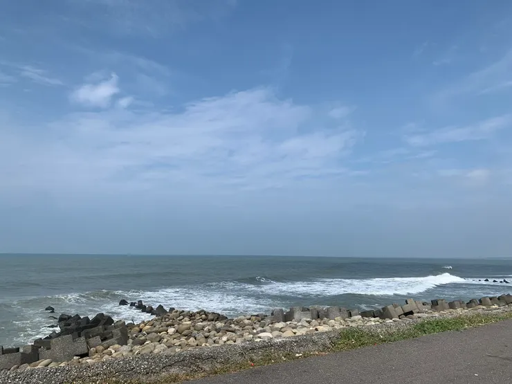今日貼著台灣西南側前進。