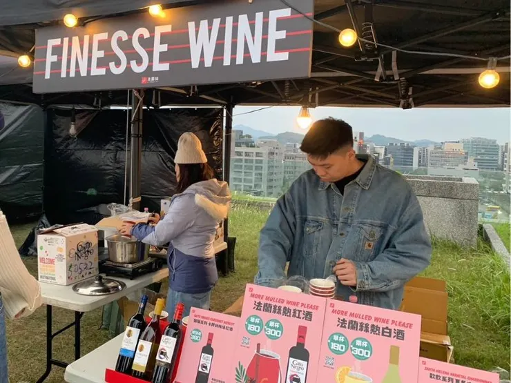 旁邊有賣紅酒、白酒