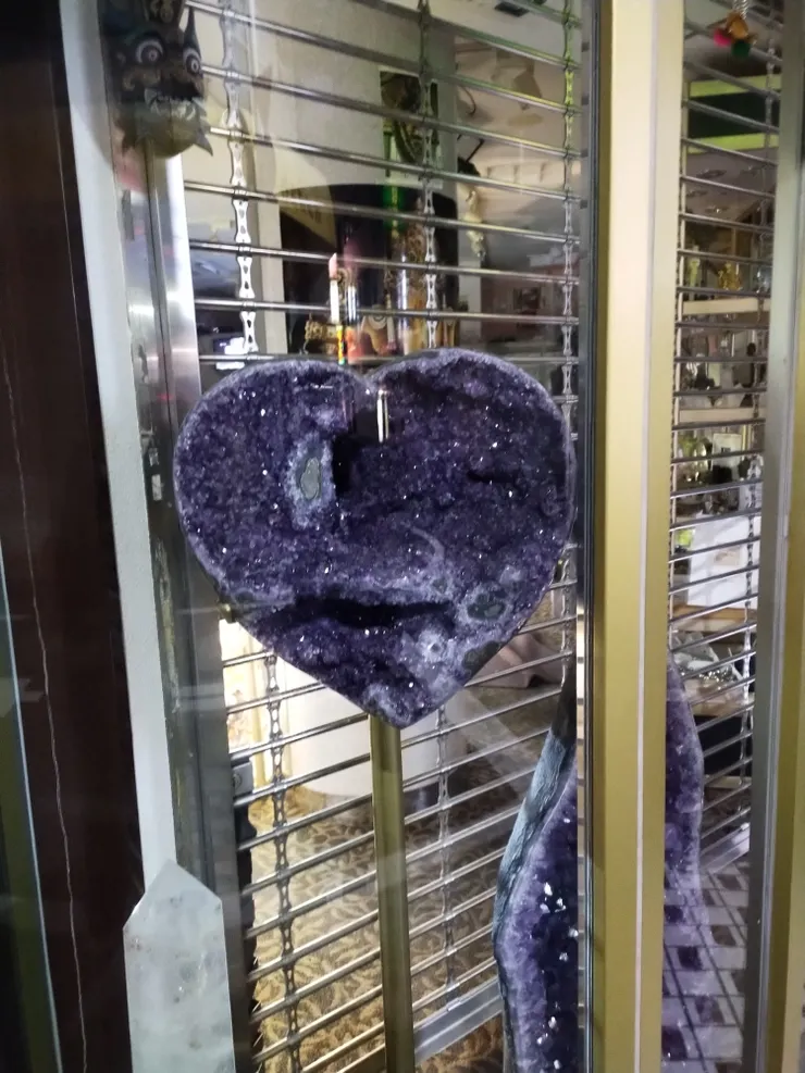 比起阿嬤家的紫水晶洞，愛心造型有吸引到我