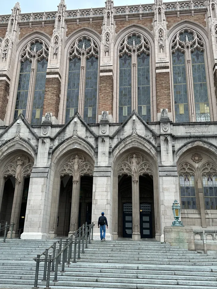 位於紅場的Suzzallo Library 已成為華大的地標, 哥德式的建築,有種崇高且神祕的氛圍。(圖 by Vina)