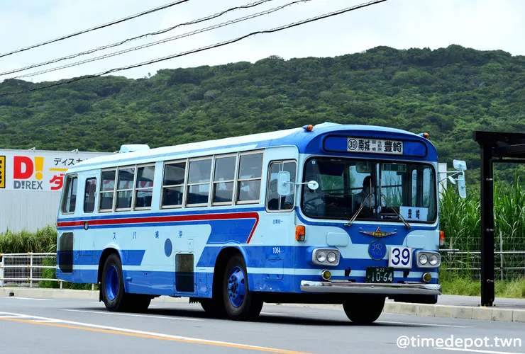 充滿昭和風情的水藍色巴士是沖繩相當貴重的交通文化財