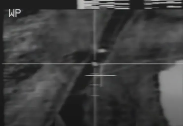 AGM-65G的成像畫面。A-10設計時著重強調低成本與高出勤率，因此航空電子設備必須盡可能簡化，然而全天候作戰必要的設備，特別是前視紅外線，基本都是昂貴、複雜且可靠性不高的，因此A-10誕生時沒有服役後也沒機會加裝，雖然通過AGM-65紅外線成像影像也能起到類似對地攻擊吊艙的效果，但作為一次性設備AGM-65的紅外線成像頭只有4*4元，成像品質有限且視場很小，進行範圍搜索還是太過勉強。