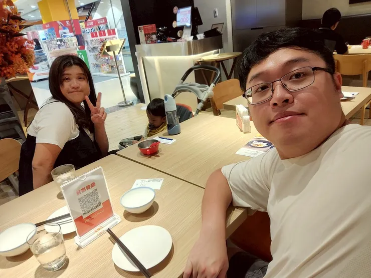 等用餐的一家人😄