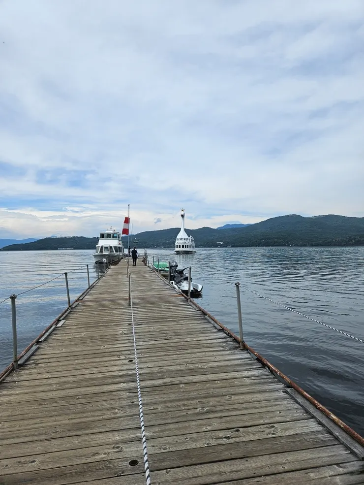 白鳥號遠遠駛來