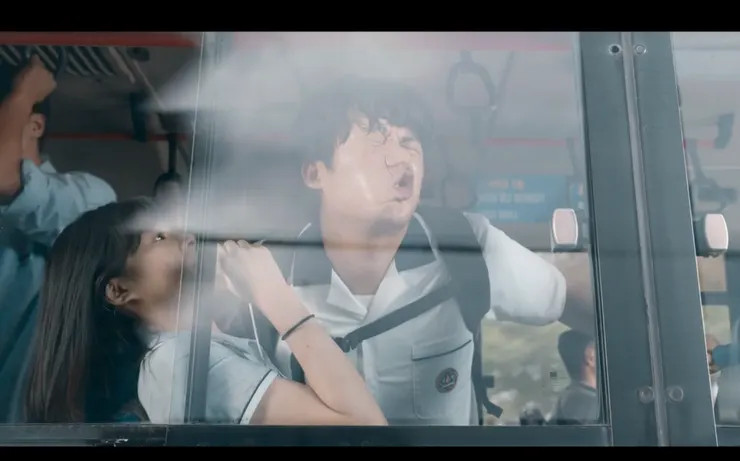 金奉皙臉貼玻璃這一幕,實在好笑又有趣,後續還有金奉皙搭到同班公車,發現玻璃上有自己的臉印,連忙趕快擦掉的可愛情節