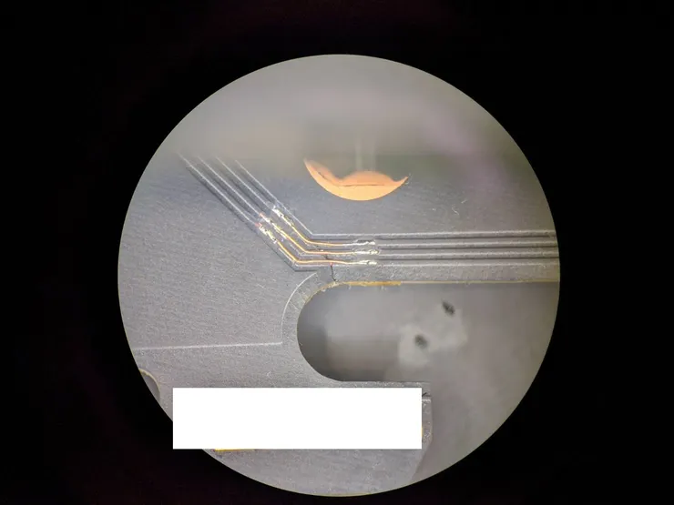 順著溝槽，放入銅線。