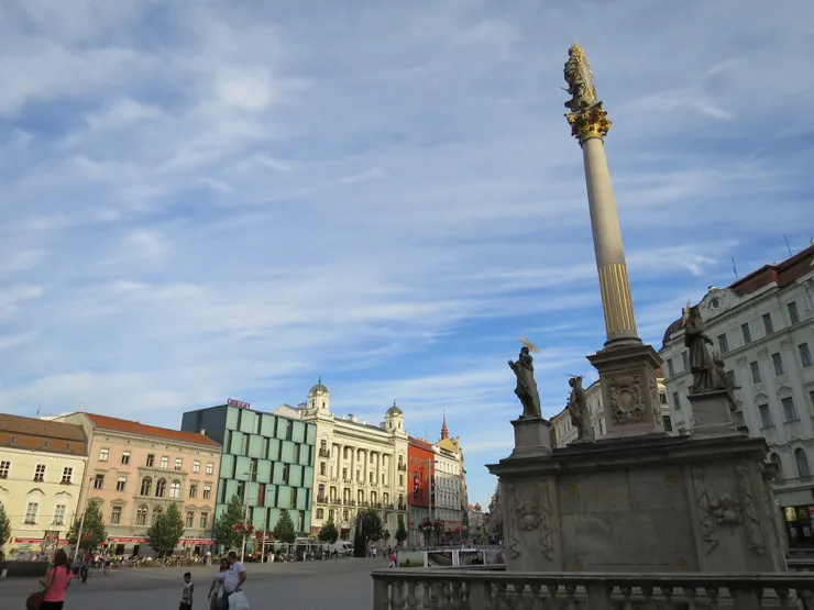 我很喜歡廣場的這個角度，可以拍到三位一體柱和彩色房屋