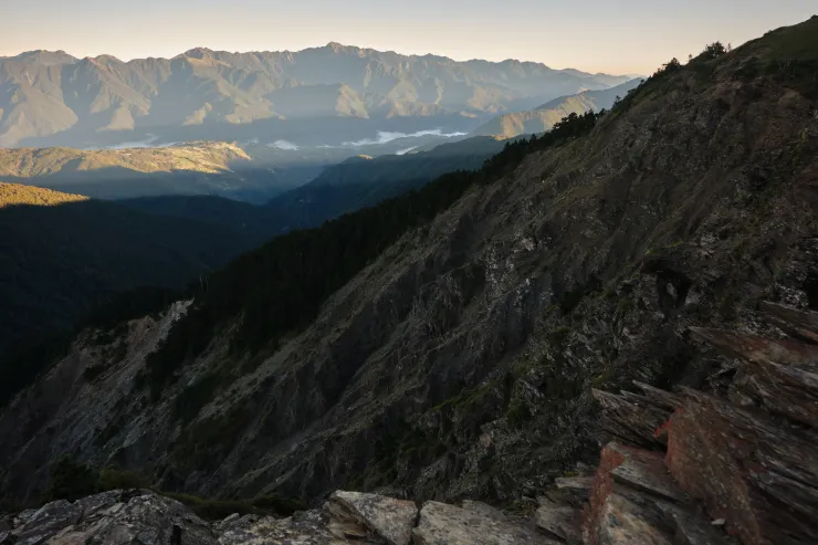 峭壁後的雄姿——聖稜線，就算聖稜線在後方還是難掩祂的霸氣。當時看到這幕非常喜歡的景在這邊拍了許久，這條路我也走不少次了，但也是直到這次才發現這個拍攝視角，果然每趟行程都會有不同的收穫