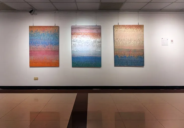 積吶虹光，〈青天白日滿地「虹」〉，2019年，壓克力顏料、紙，每一幅88 X120 cm (合計3幅)。三幅作品各自表達不同的情緒，但共同帶來了一種自然、和諧與內心安定的力量。色彩與質感的層層交疊，彷彿在講述大自然的故事，引導觀者與自己的內心對話，啟發內在的平靜與靈感。