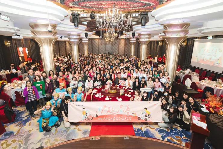 （圖說：一桌桌溫暖相聚，一段段真實服務故事，志工們用行動寫下愛的足跡，讓世界變得更加溫柔。）