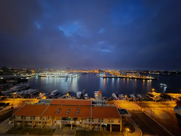 靜靜看著海,心曠神怡