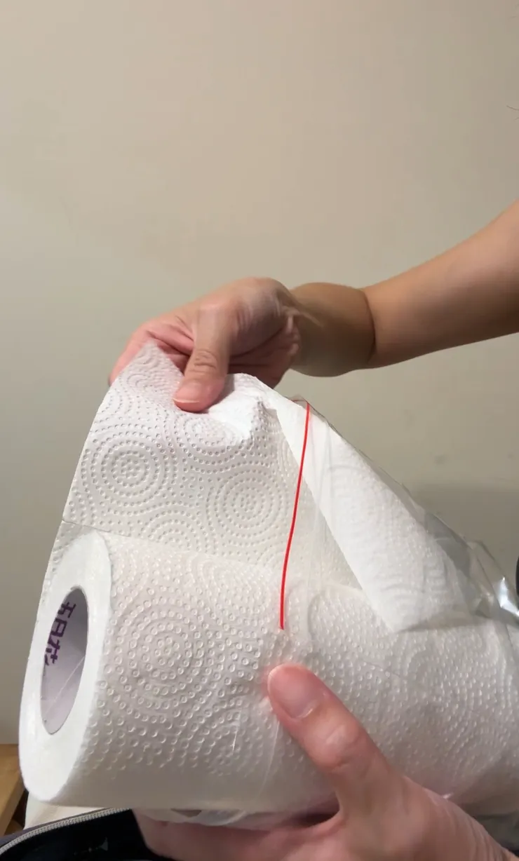 不想髒髒的手碰到紙巾，只能打開一半克難地抽