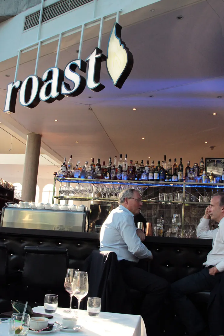 Roast餐廳裡的吧檯一角，這個區域提供調酒與小菜，可以小酌、或供等待位子的人打發時間