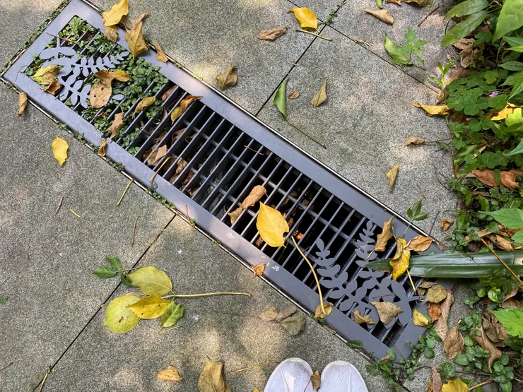 依山小綠洲示範區特別鑄造的美麗排水溝蓋