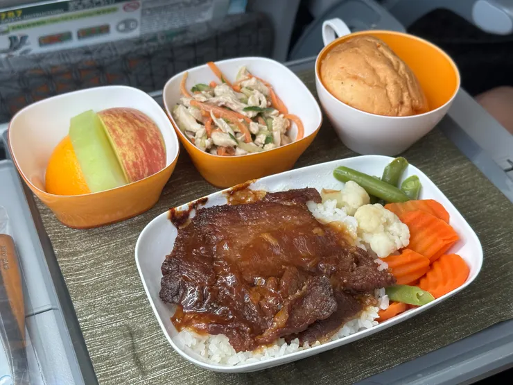 豬排餐、涼拌雞絲、麵包、水果