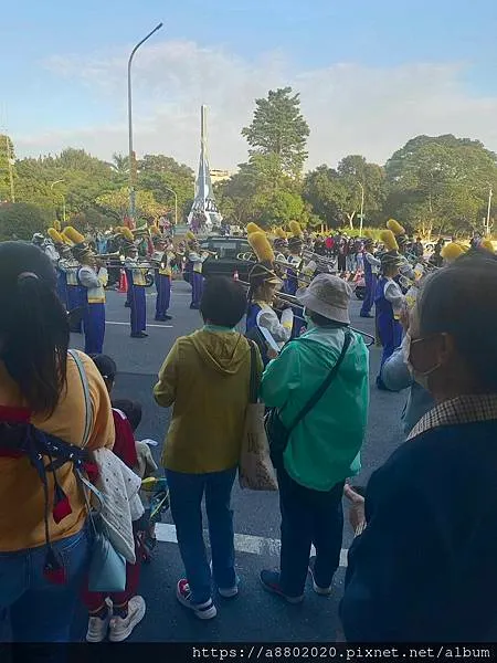 認真努力吹長號的寧