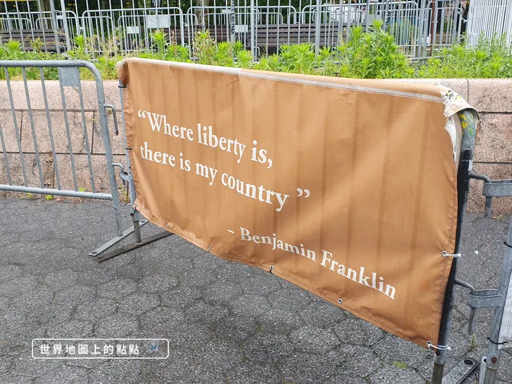 港邊維持排隊路線的柵欄