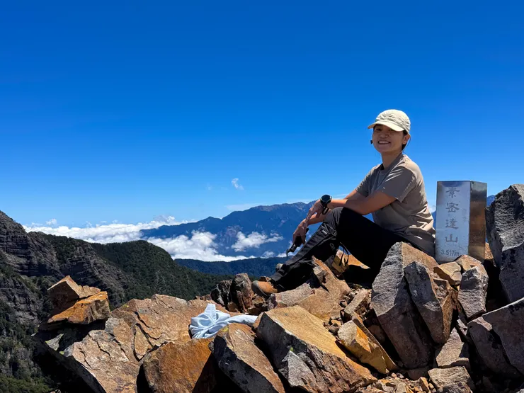 雖然一路走來嚇到吃手手，但休息賞大景時笑得超開心～～