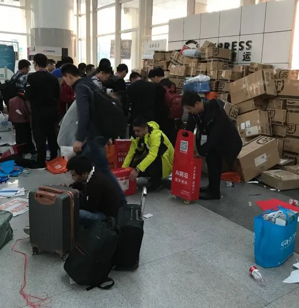 大家爭相的將拿到的文宣品打包，準備寄回去。