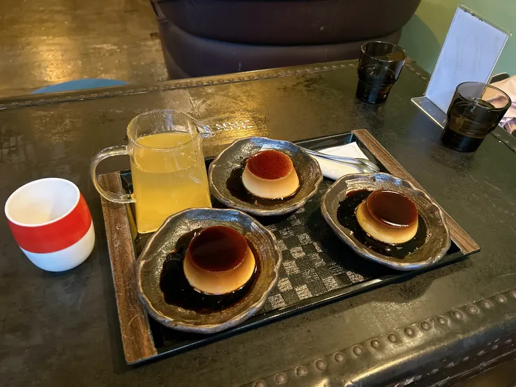 餐點：三個布丁、兩杯拿鐵、熱柚子茶。