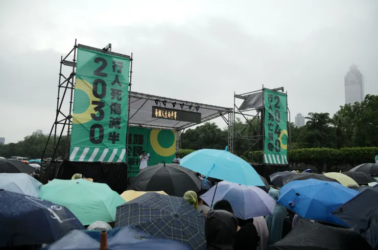 5月女兒被撞死的台南余爸爸上台致詞，讓人鼻酸又憤慨。
