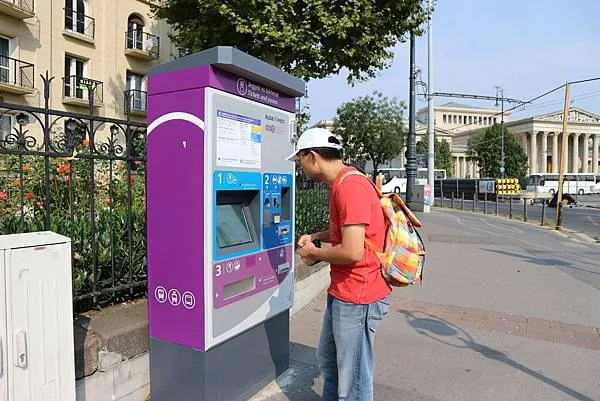 布達佩斯交通卡可至官網、電車站櫃檯或自動售票機購買