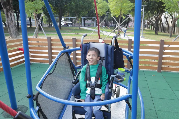 共融設施的必要性也是讓不同族群在公共場域享有玩樂機會。〔輪椅盪秋千2021屏東〕
