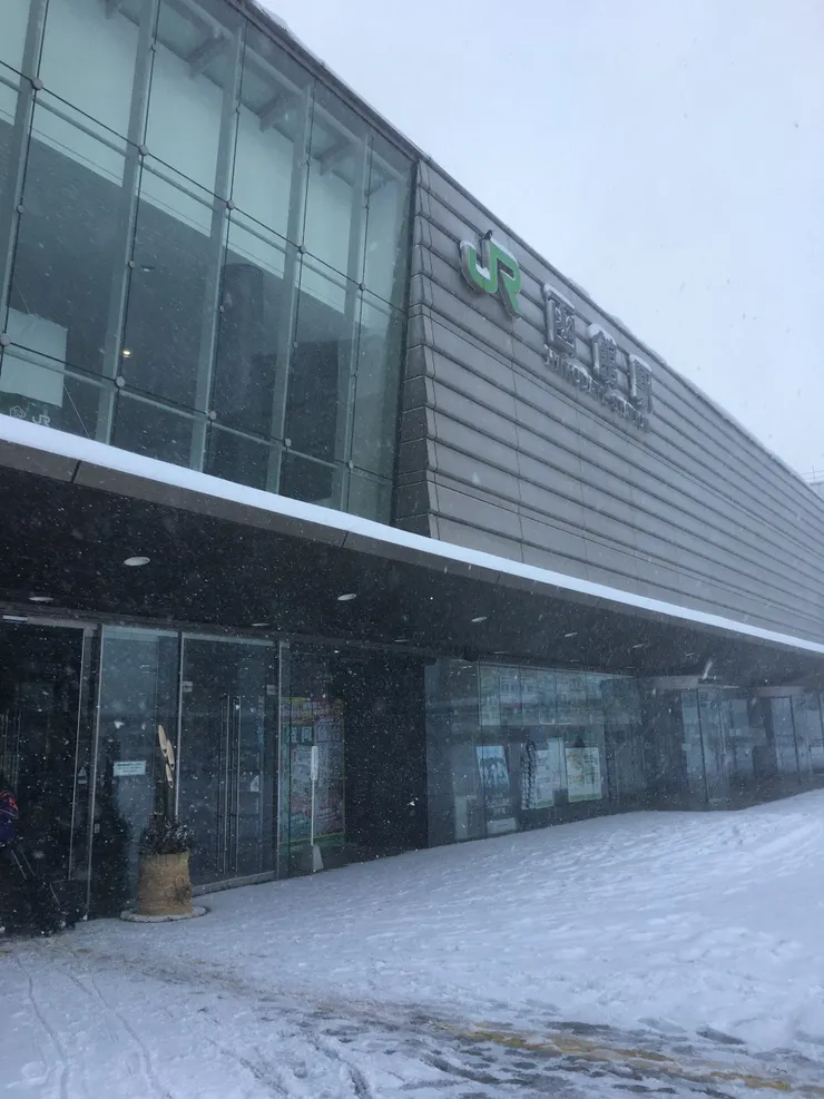 大雪下的函館站