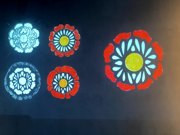 寶像花紋的設計過程與最終定稿。（圖片擷自紀錄影片）