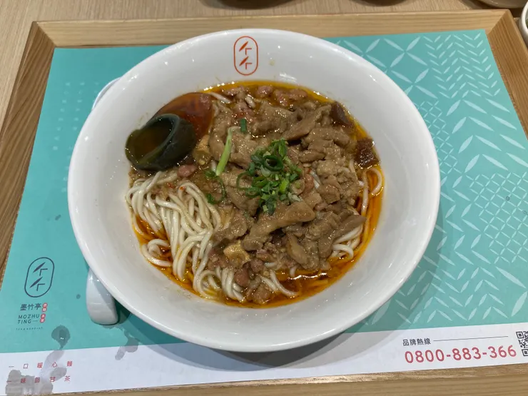 用料實在麵又多，麵體很有口感帶嚼勁，不會太鹹！加辣醬後更好吃！