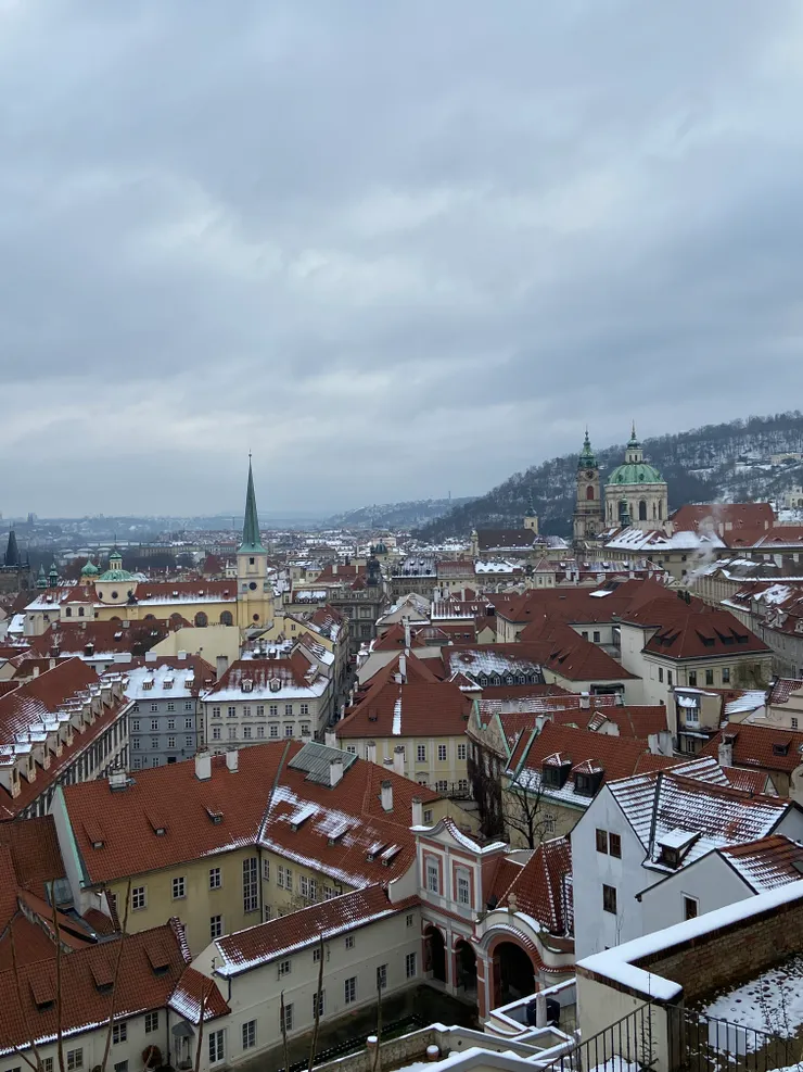 橘色屋頂磚瓦，配著尚未融化的白雪，和遠方的教堂穹頂，加上裊裊炊煙特別有冬天的感覺
