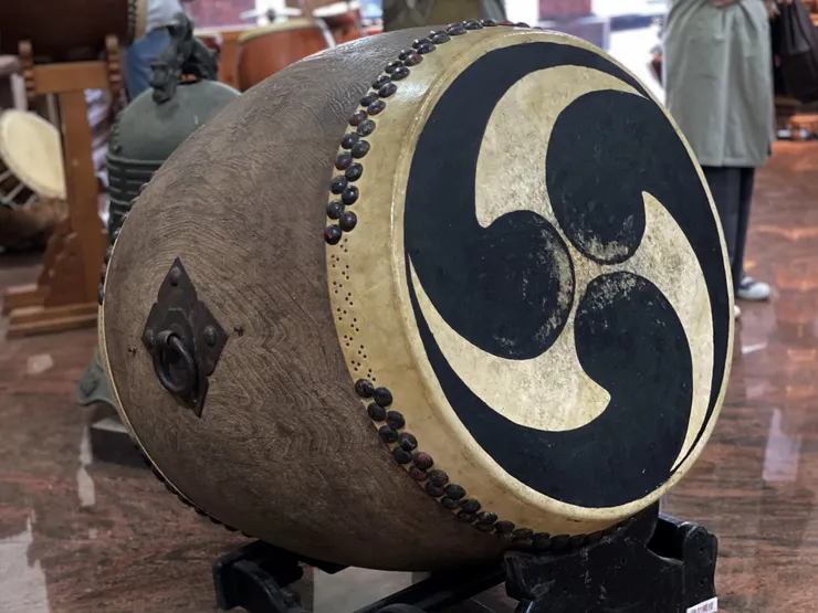 原本就掉了幾顆帽釘，把空缺整理到同一邊