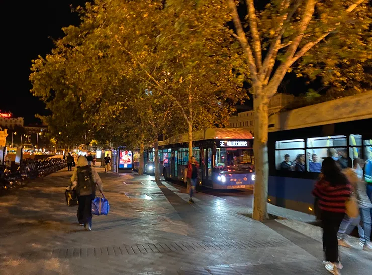 1:11am Atocha車站旁巴士站。星期五的晚上果真大家玩很晚