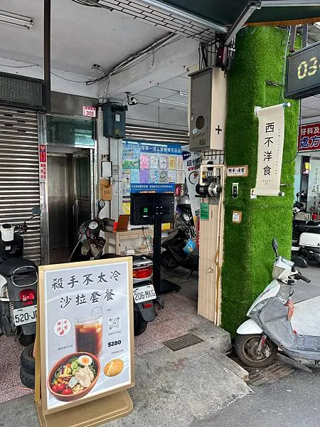 看起來就是個都市裡的老舊公寓走廊