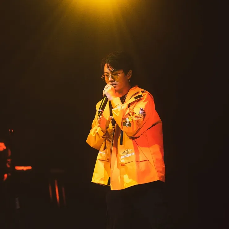 神經元在大嘻哈時代的表演，在讓人感到有點憂鬱的燈光下唱出對生活的迷惘，真的有夠真實