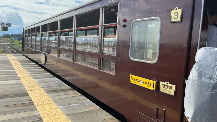 慢車號配置有2節自由席和1節指定席，但也會根據當日狀況調整。