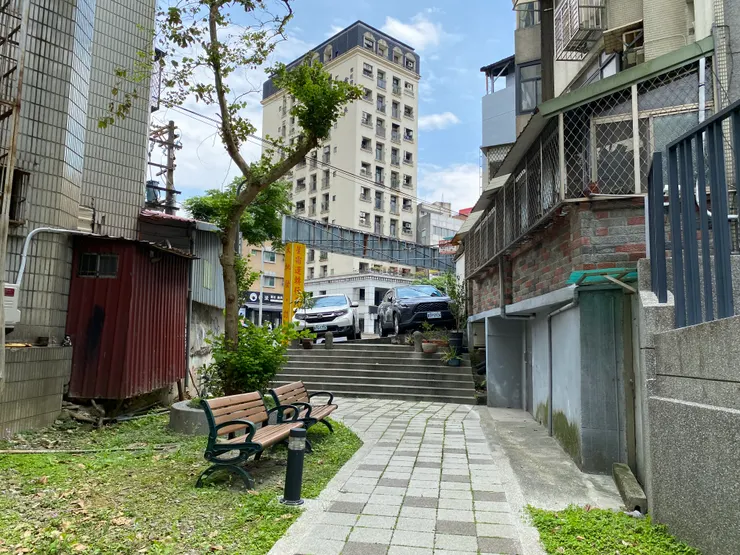 萬盛溪離開公寓後巷，跨越羅斯福路五段，銜接羅斯福路五段97巷附近的明渠。