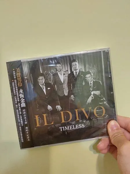Il Divo Timeless專輯封面，四位還是帥到不行啊！但懷疑Carlos有修圖，哈