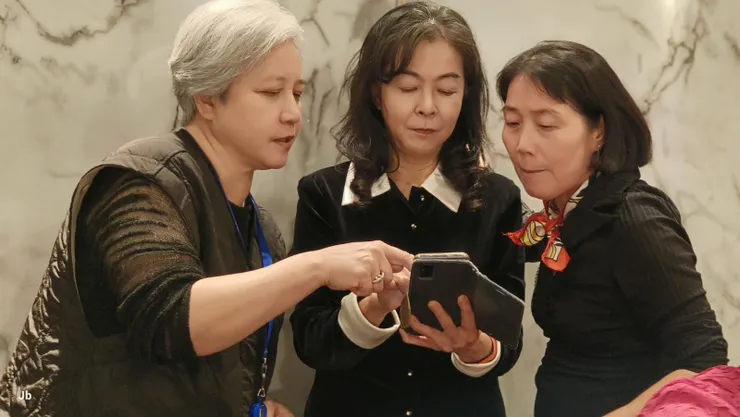 不知在看什麼有趣的照片