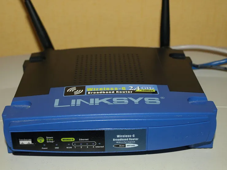 圖片來源：維基百科 - 一台正在工作中的Linksys WRT54GL無線路由器