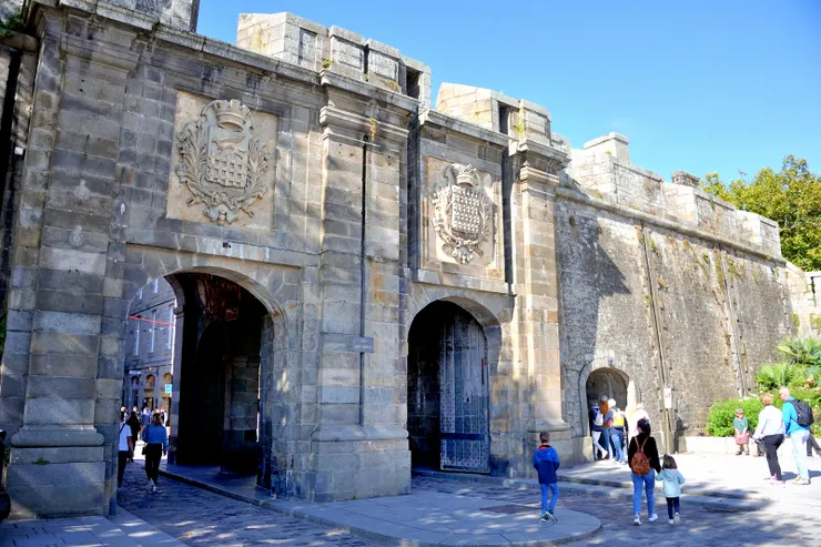 【聖文森特門（La Porte Saint-Vincent），是聖馬洛老城區的主要入口之一。】