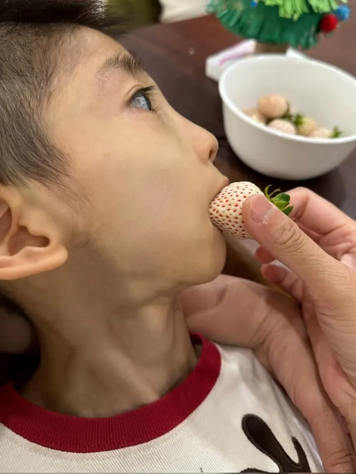 祐超喜愛這個味道，無法自己吃，用舔的舔一些味道也很滿足。