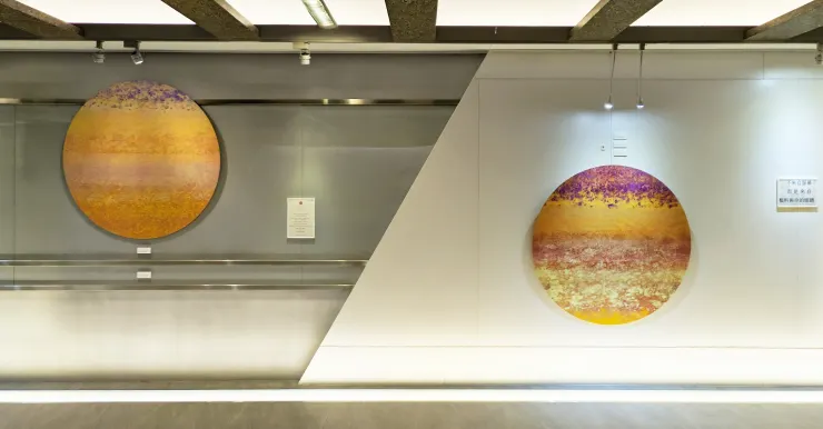 積吶虹光將抽象藝術對『光』的追尋， 從畫框與裝置中解放出來， 直接進入人的視網膜。為人類的觀看，建構了一座沒有演算法的神殿。積吶虹光，〈青天白日滿地「虹」心球系統（RHS）〉，2019，壓克力顏料。