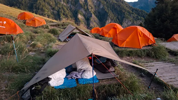 在3000公尺睡天幕，第一晚，對媛媛來說，有點太刺激。第二晚，我就跟協作借帳篷，移到帳篷睡。