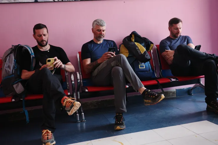 快睡著了趕緊拿出相機到處走走拍拍,外國人連翹個腳滑手機都這麼好看?!