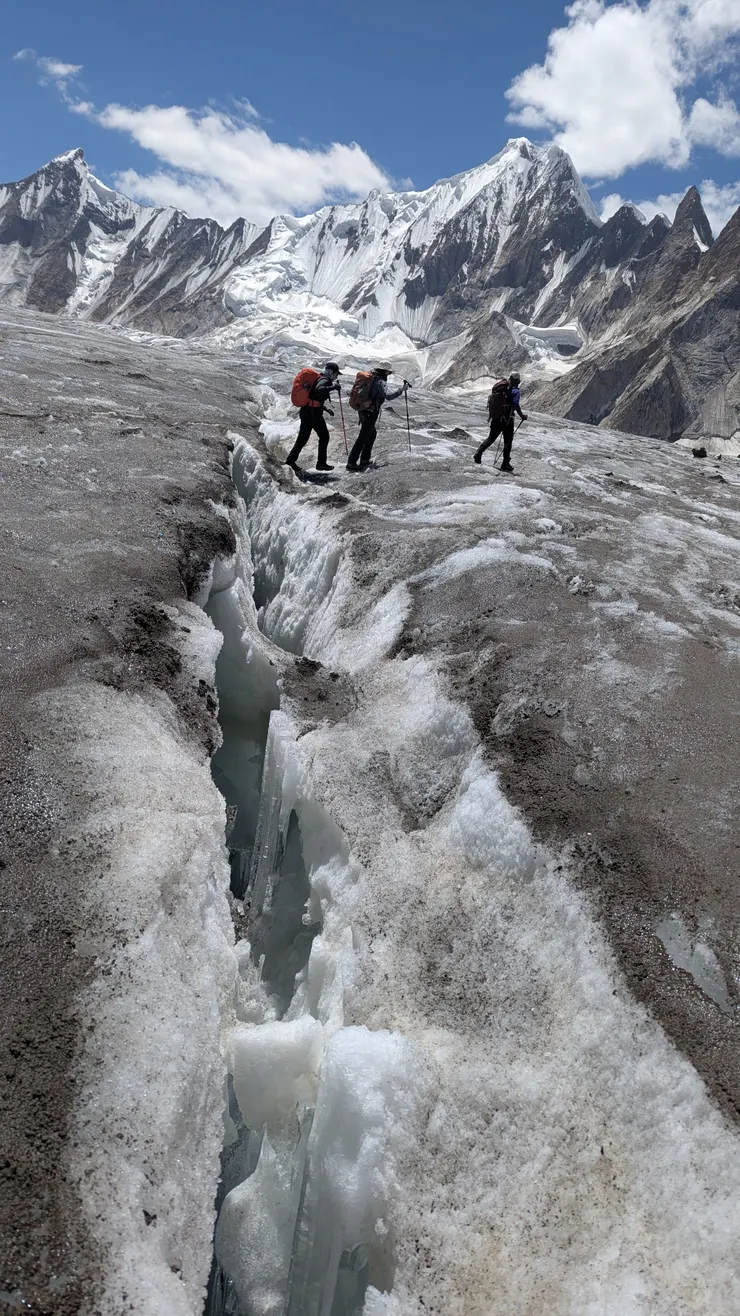 隊友的照片呈現出冰隙的危險性。