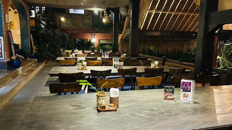 晚上用餐的人潮已散去